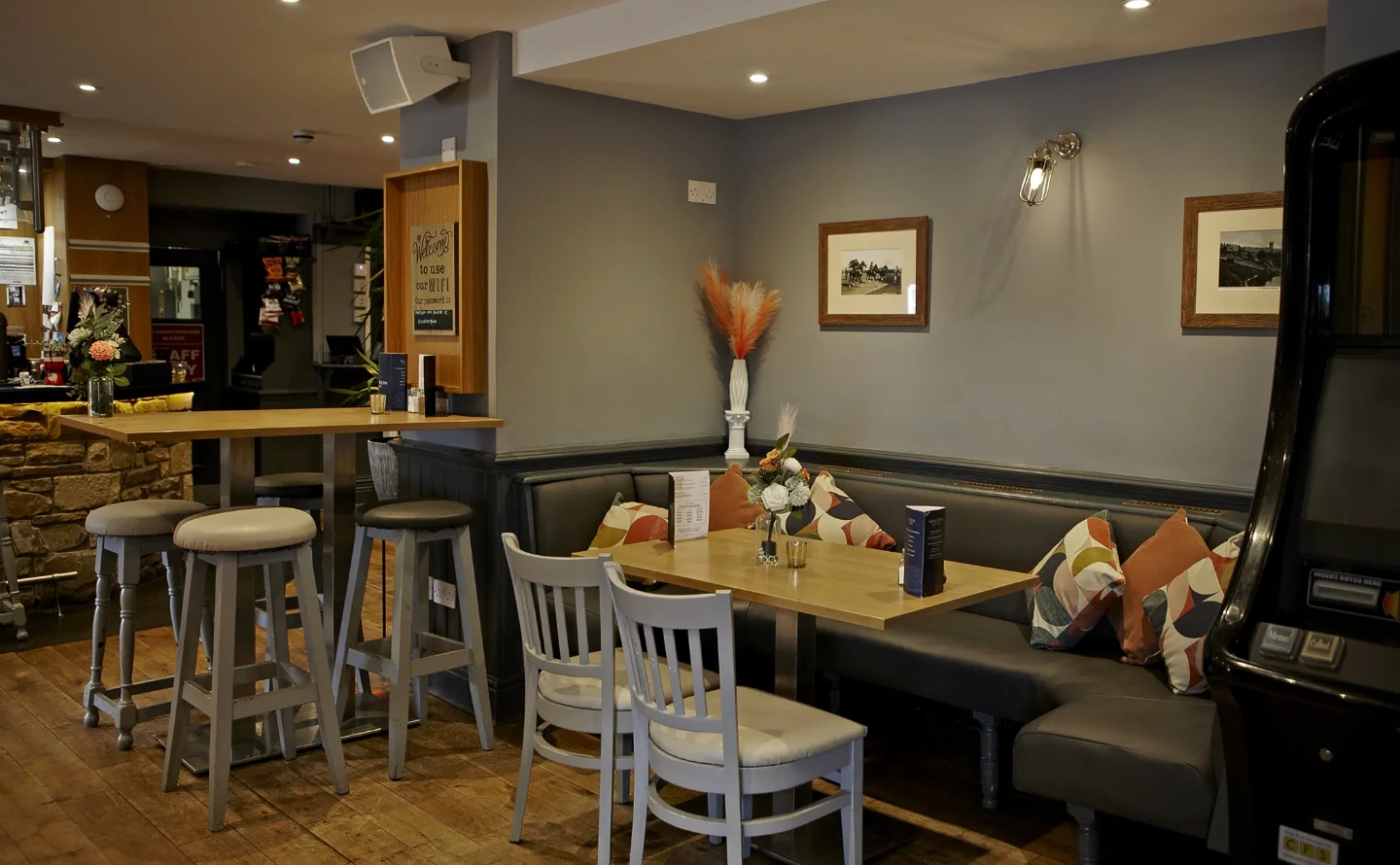 Glen View Restaurant seating and bar