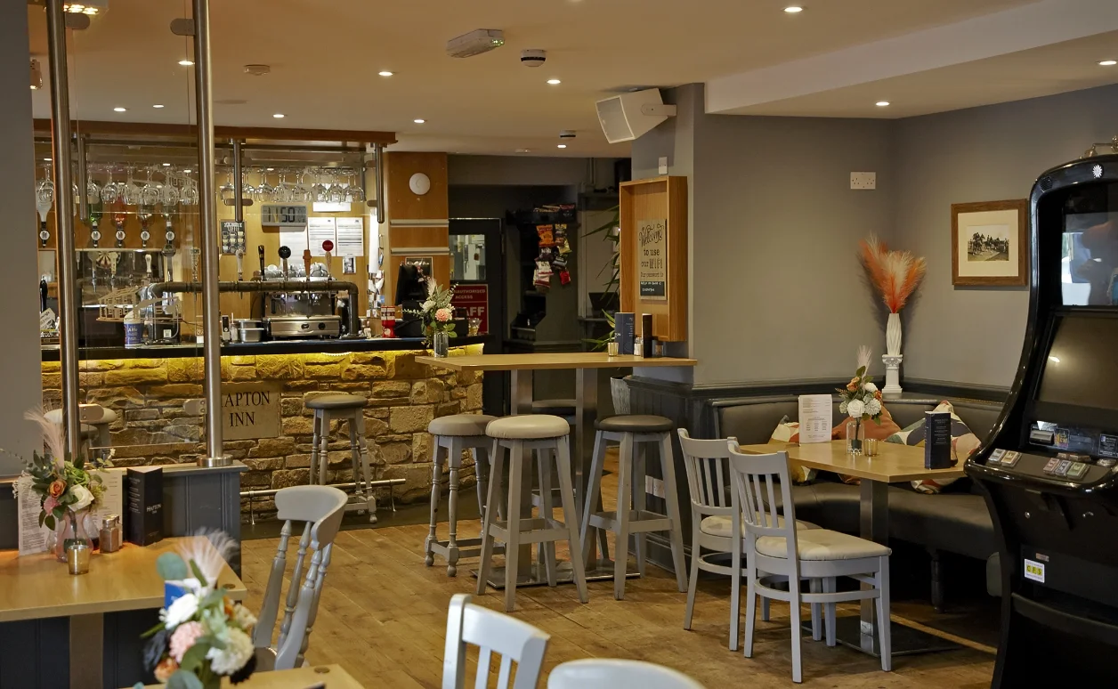 Glen View Restaurant bar and tables